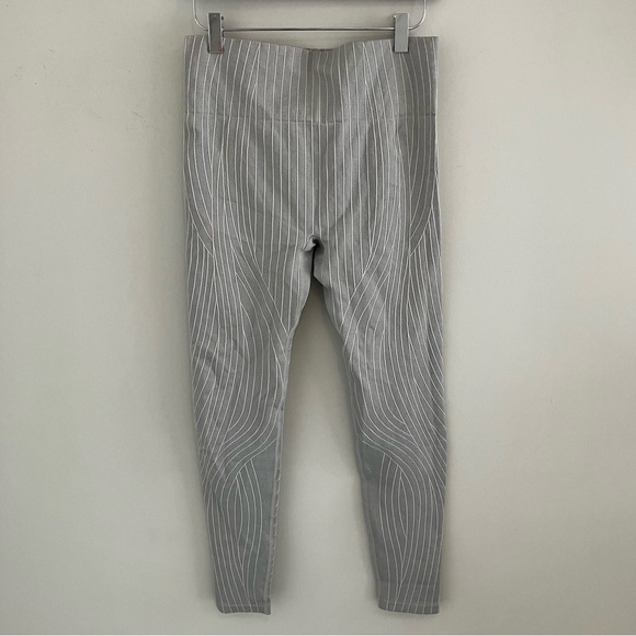 Fabletics Seamless High-Waisted Linework Leggings. - Picture 4 of 14